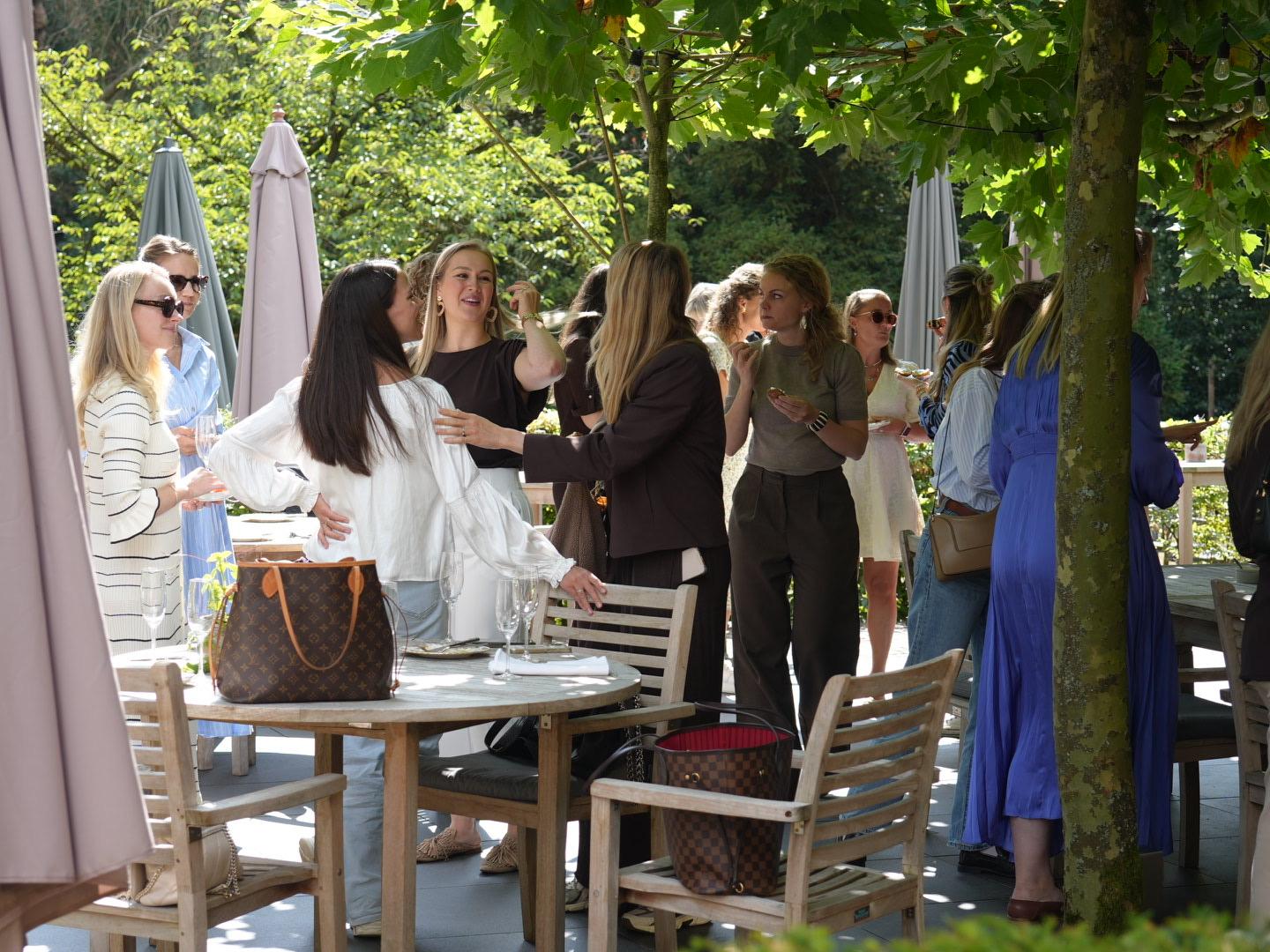 Vrouwen in gesprek tijdens een THE MOM SOCIETY event