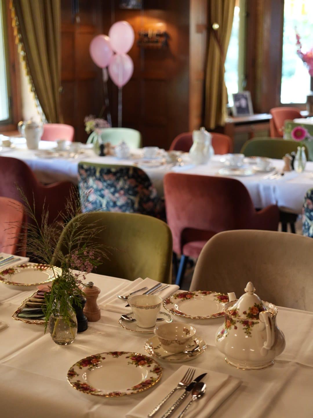 Elegante high-tea tafelopmaak in stijlvolle setting